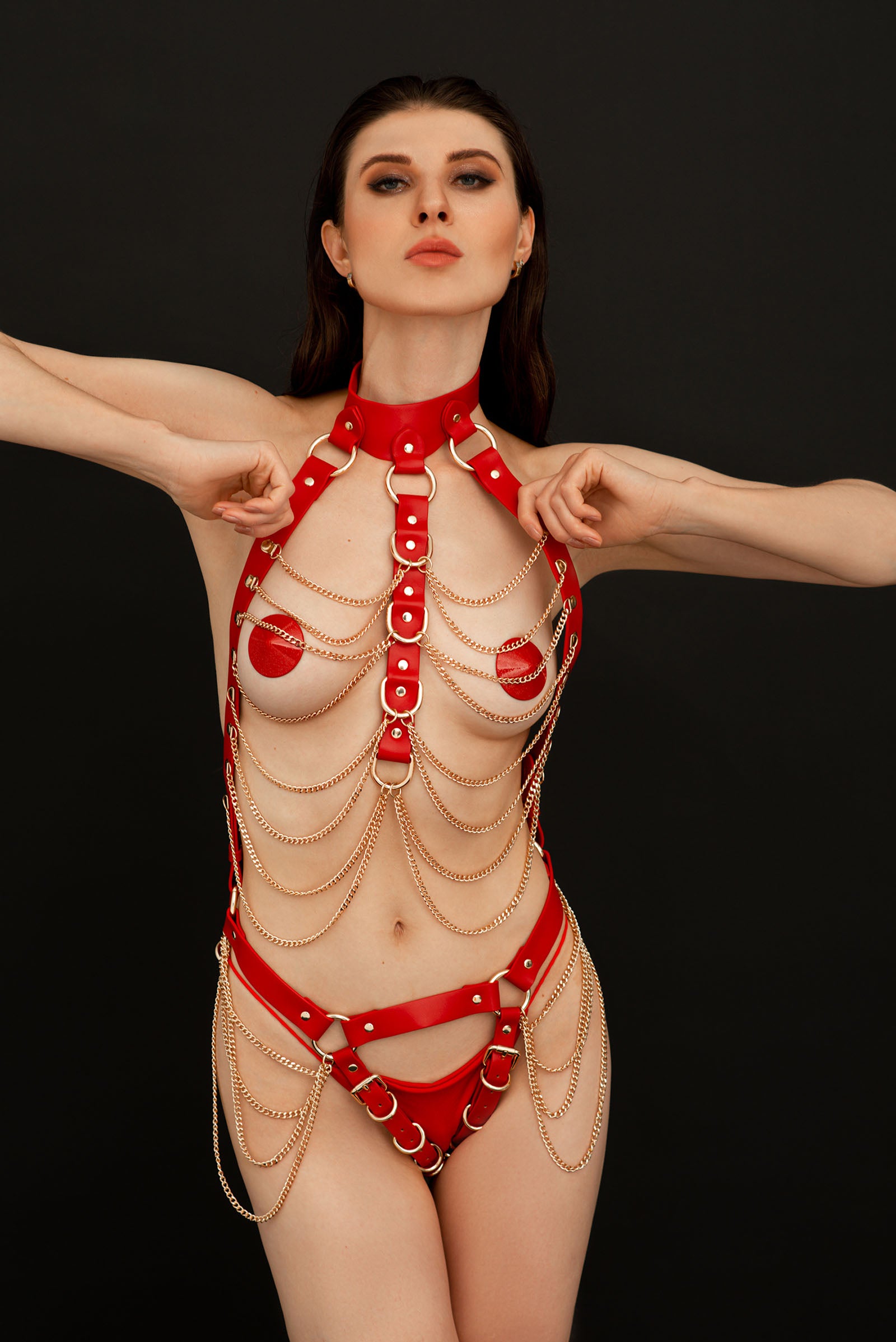 "EVANDER" Harnais BDSM Rouge avec chaînes dorées